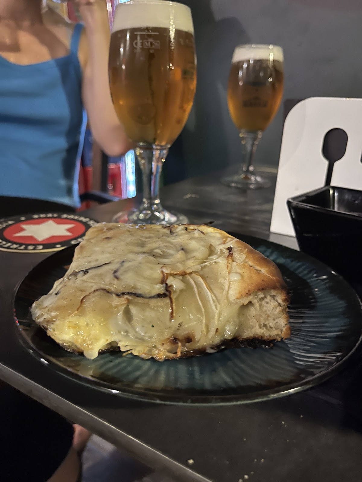Porción de fugazzeta rellena