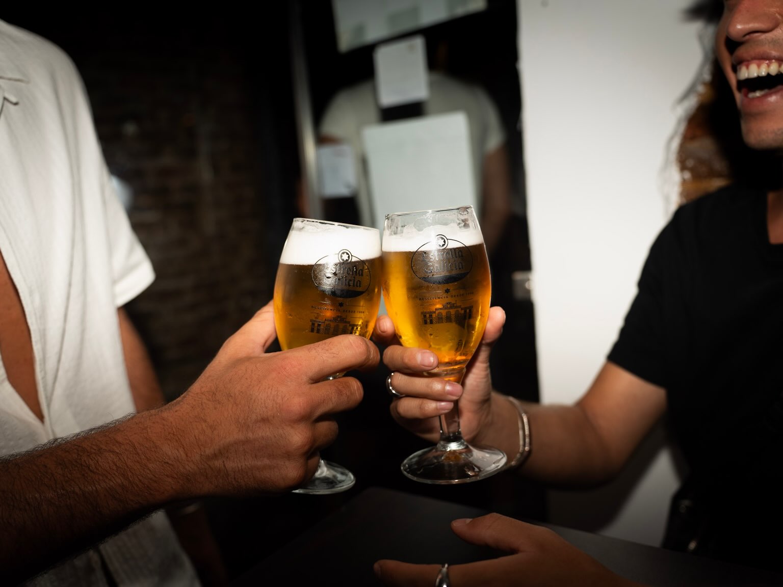 Dos cervezas brindando en la barra de Prolijo